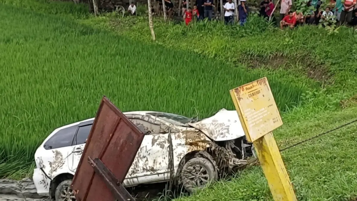 Insiden tabrakan antara KA Argo Bromo Anggrek dengan mobil Toyota Avanza di Grobogan tuai respon Kepala Staf Kepresidenan Jendral (Purn), Dudung Abdurachman untuk segera evaluasi perlintasan kereta sebidang. (Sumber: Istimewa)