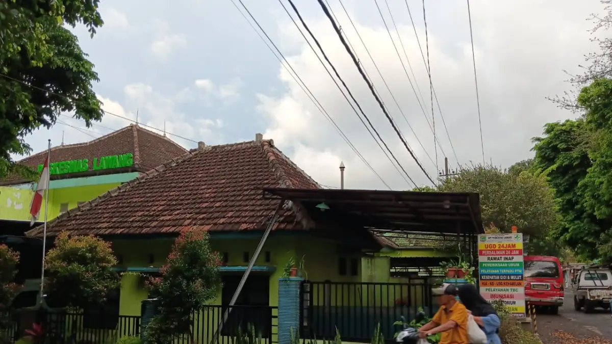 KAPASITAS TERBATAS: Gedung Puskesmas Lawang di Kelurahan Kalirejo, Kecamatan Lawang tidak mampu menampung banyaknya pasien.