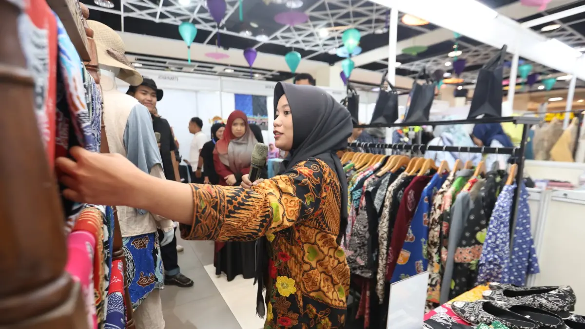 KONSISTEN DIGELAR: Seorang pengunjung melihat produk fashion dari salah satu UMKM yang mengikuti UMKM Shopping Festival BRI di Malang Twon Square tahun lalu.  (foto: Darmono)