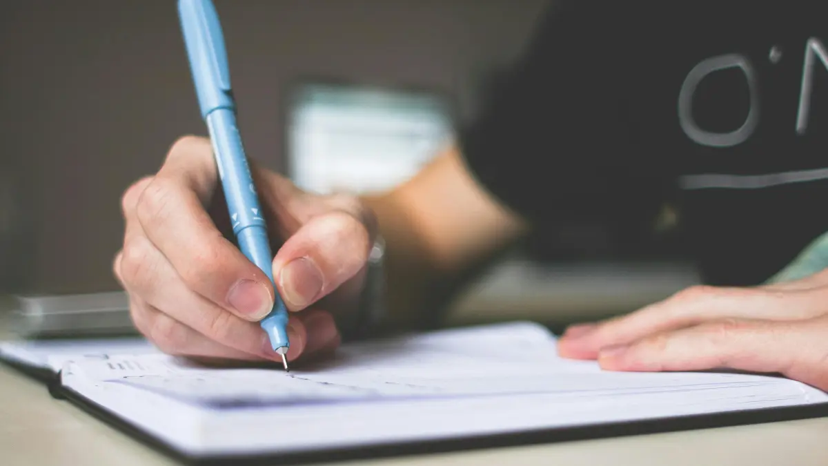 Mencatat manual meminimalkan gangguan digital seperti notifikasi email atau media sosial yang sering muncul saat kita membuka laptop. (Foto: Pexels)