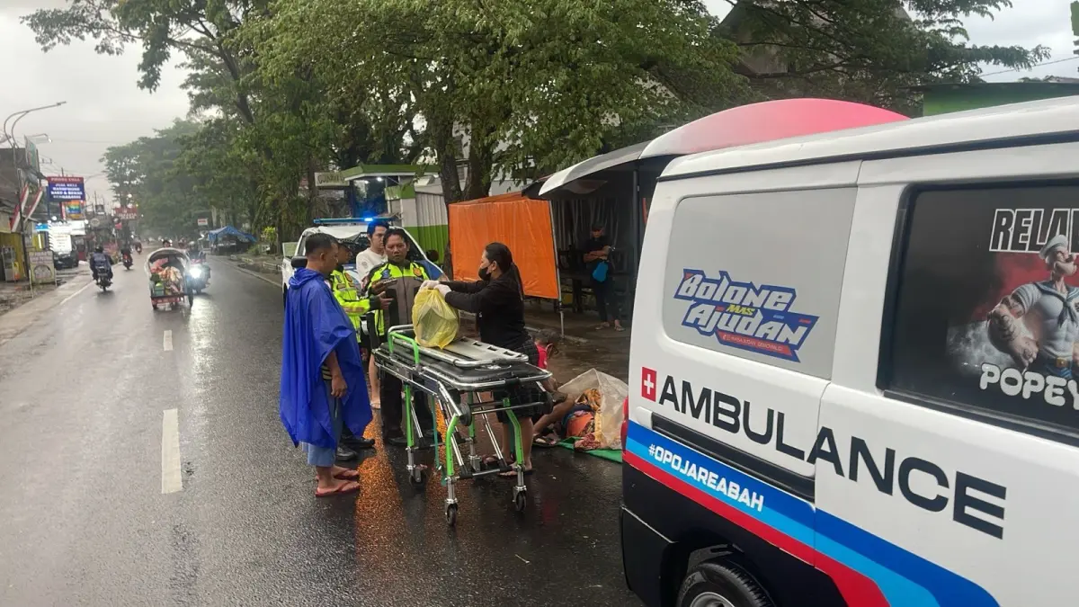 MUSIBAH: Personel Polres Malang bersama warga bersiap mengevakuasi jasad korban untuk dikirim ke RSSA Malang kemarin.