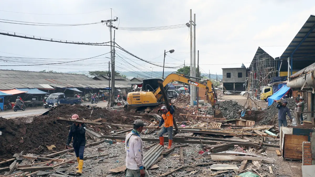 SIAPKAN PROYEK JALAN: Pembongkaran area lapak pedagang buah dan ikan sudah dilakukan sejak beberapa hari lalu. (DARMONO / RADAR MALANG)