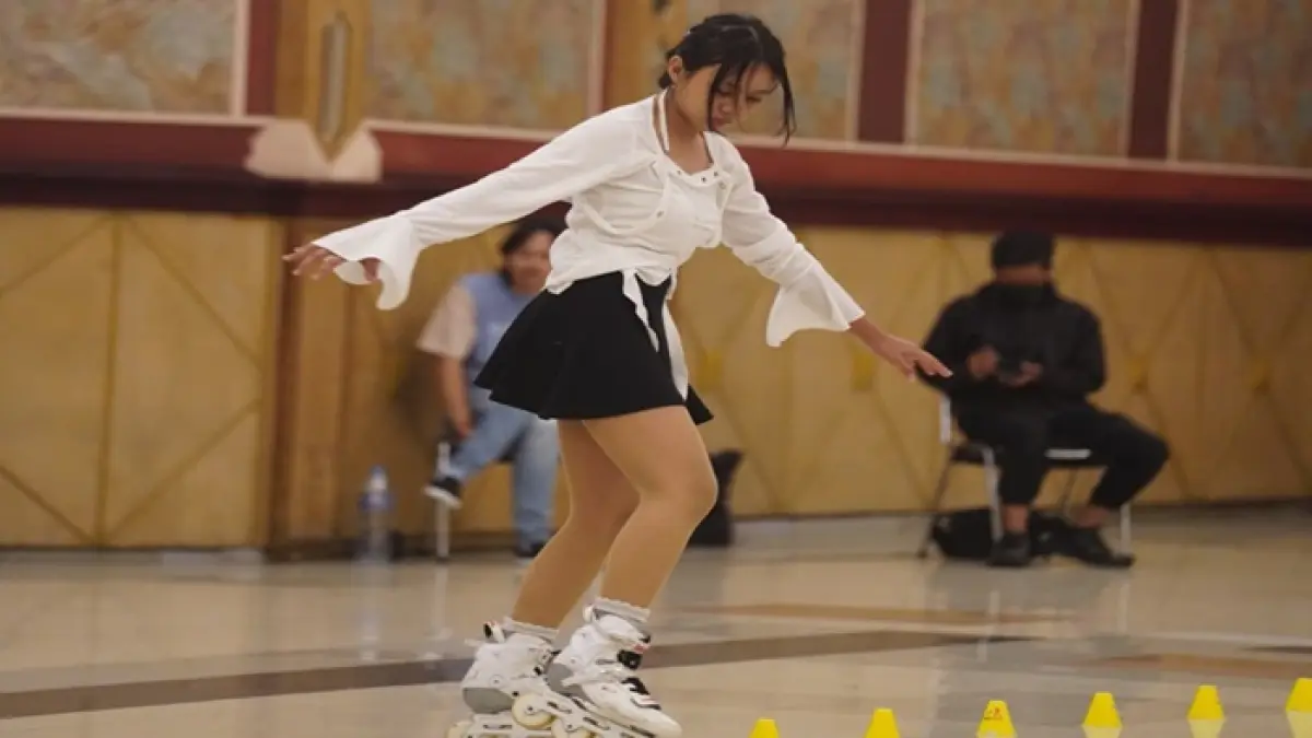 TAMBAH JAM TERBANG: Atlet Porserosi Kota Malang Syafira Desi bertanding di nomor skatecross youth women pada Kejuaraan Priangan Slalom Clash, Bandung, 26 April