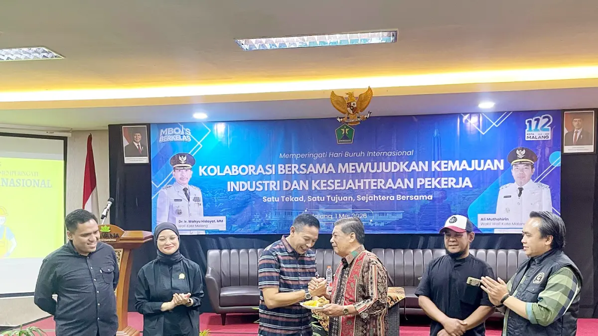 TAMPUNG ASPIRASI: Wali Kota Malang Wahyu Hidayat (tiga dari kiri) menyerahkan potongan tumpeng kepada Ketua SPSI Kota Malang Suhirno (tiga dari kanan) pada peringatan May Day di Hotel Savana, kemarin. (ANDIKA SATRIA PERDANA/RADAR MALANG)