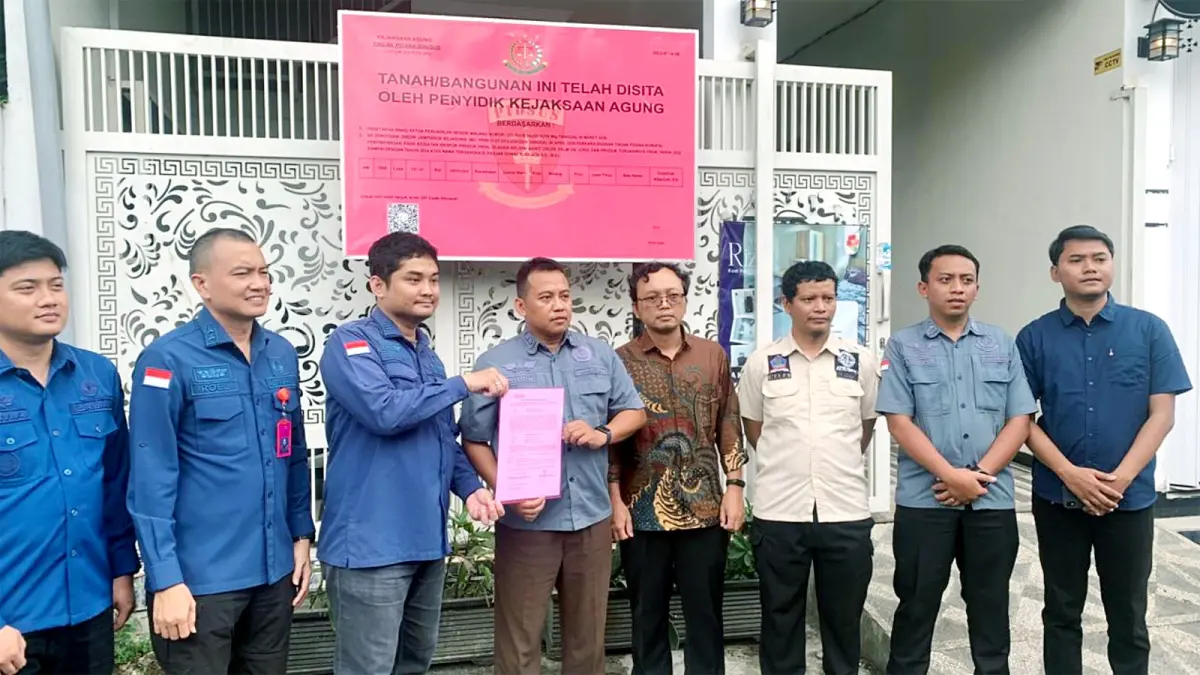 TERUS DITELUSURI: Personel dari Kejaksaan Agung dan Kejari Kota Malang menyita aset rumah milik terpidana korupsi CPO di Kelurahan Jatimulyo, Lowokwaru, Kamis lalu (30/4). (Kejari Kota Malang For Radar Malang)
