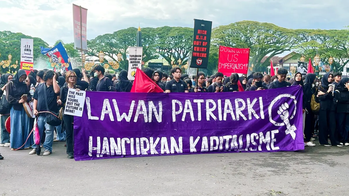 TUNTUTAN MASIH SAMA: Massa dari kalangan mahasiswa dan buruh menggelar aksi di Alun-Alun Tugu Malang, kemarin siang (1/5). Mereka memprotes UU Cipta Kerja dan sistem outsourcing. (DARMONO/RADAR MALANG)

&nbsp;