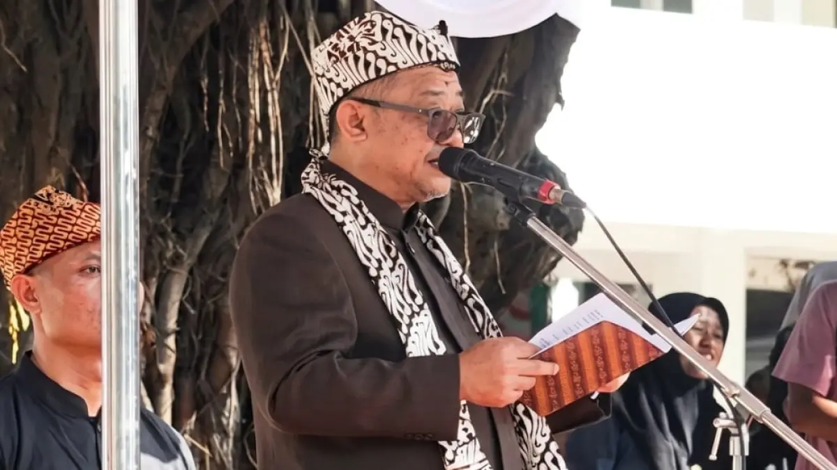 UPACARA HARDIKNAS: Abdul Mu,ti, Menteri Pendidikan Dasar dan Menengah memberi amanat atau pidato di tengah pelaksanaan upacara Hardiknas 2026. Ia memaparkan 5 Strategi “Deep Learning” Guna Pemerataan Kualitas Pendidikan di Indonesia. (Sumber: Istimewa)