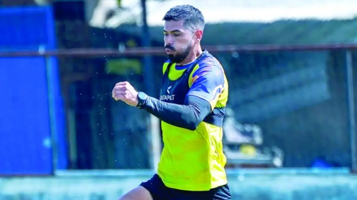 ABSEN: Pemain asing Arema FC Julian Guevara tidak bisa berlaga akibat menjalani kursus kepelatihan tahap akhir (Foto: MO Arema FC)