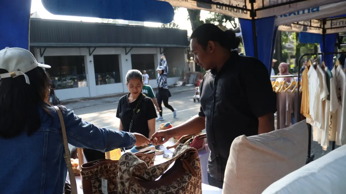 BERKUALITAS: Produk Kupu Sutera ikut dipamerkan di Car Free Day (CFD) Jalan Ijen, Kecamatan Klojen hari ini (3/5). FOTO DARMONO/RADAR MALANG
