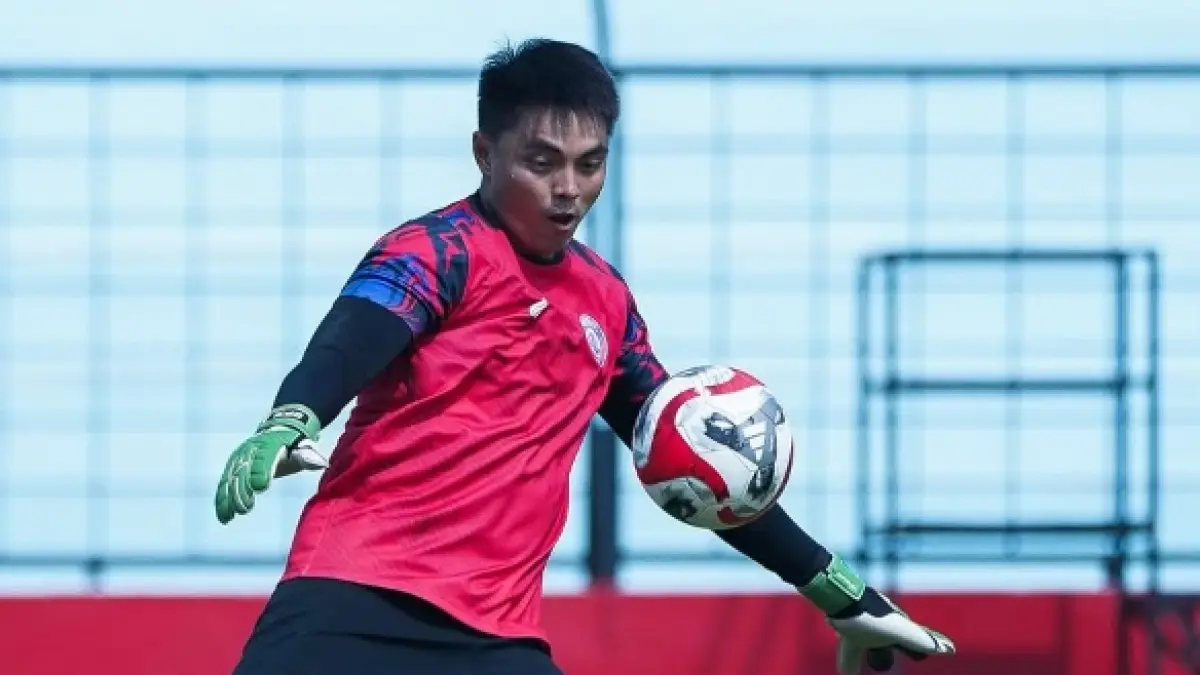 CEKATAN: Penjaga gawang Arema FC Gianluca Pandeynuwu melakukan tendangan bola dalam sesi latihan di Stadion Gajayana, beberapa waktu lalu.