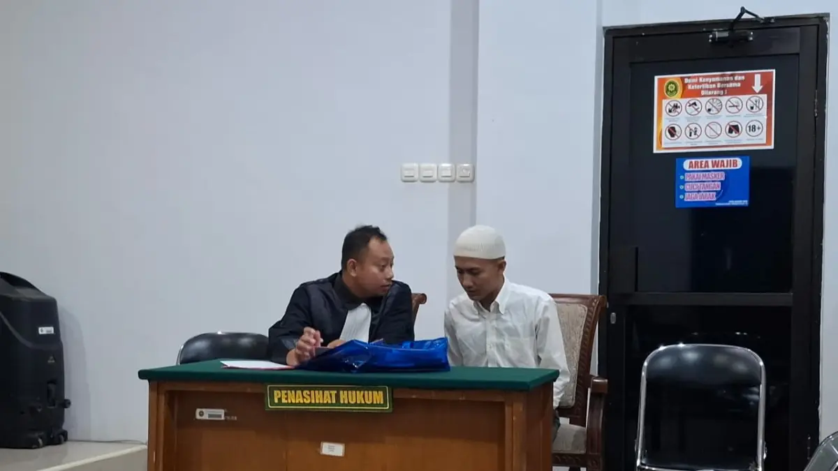 FFA (kanan), terdakwa kasus eksploitasi anak menjalani persidangan di PN Kepanjen pekan lalu. (Biyan Mudzaky Hanindito/Radar Malang)