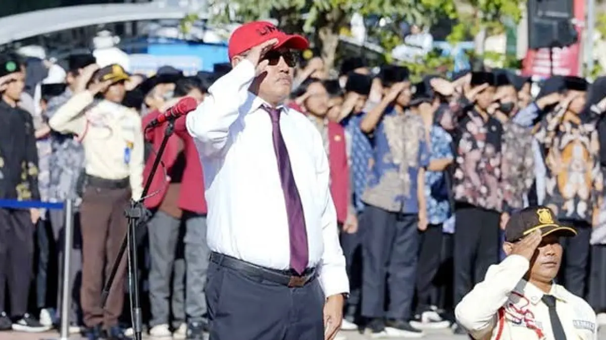 HADIRKAN PILAR STRATEGIS: Rektor UMM Prof Dr Nazaruddin Malik MSi menjadi inspektur upacara dalam peringatan Hardiknas di UMM pada Sabtu lalu (2/5).