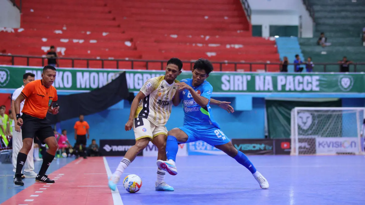 HAPPY ENDING: Pemain Unggul FC G-vin Blandino Laik (kiri) menjaga bola dari pemain Halus FC Jakarta dalam laga PFL Series Makassar di GOR Sudiang, kemarin (3/5). (Foto: MO Unggul FC Malang)