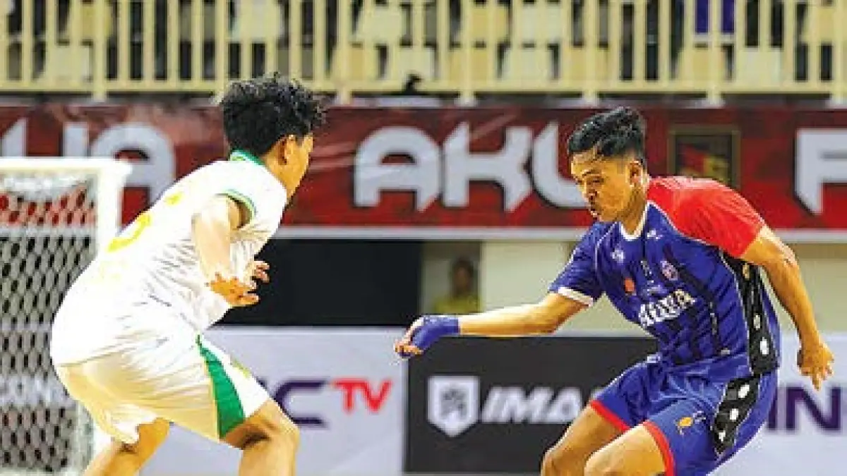 HARUS TAMPIL TAJAM: Anchor Unggul FC Malang Anton Cahyo (kanan) berusaha melewati pemain Kuda Laut Nusantara dalam laga PFL Series Jayapura. 