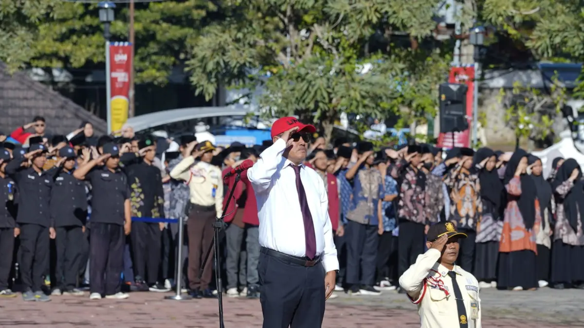 HORMAT: Rektor UMM Prof. Dr. Nazaruddin Malik, M.Si saat peringatan Hardiknas.