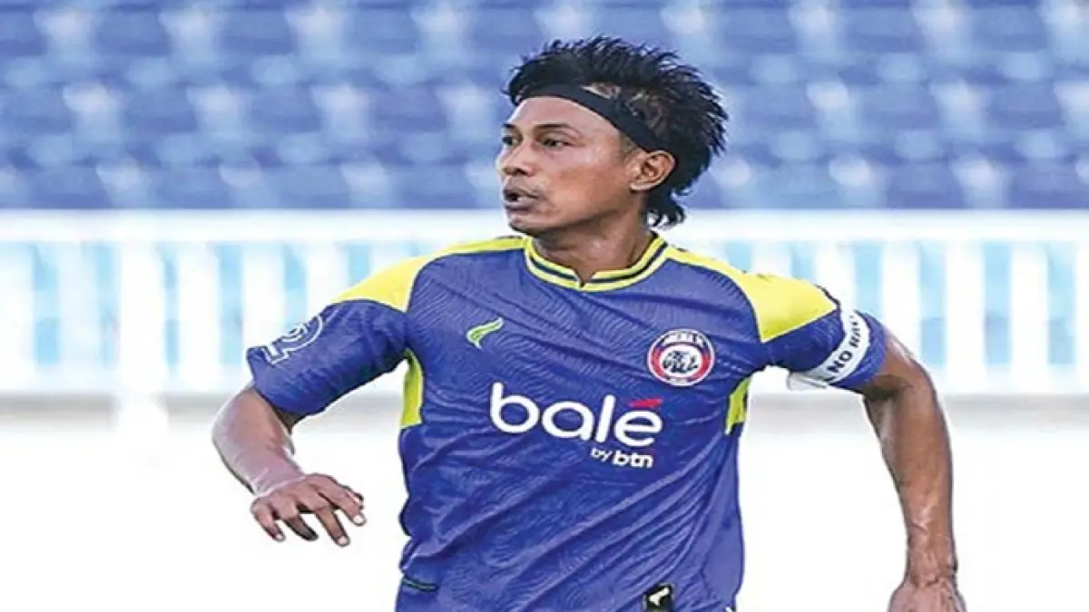 INGIN MENANG: Kapten Arema FC Johan Ahmat Farizi menggiring bola dalam laga BRI Super League di Stadion Kanjuruhan, beberapa waktu lalu. 