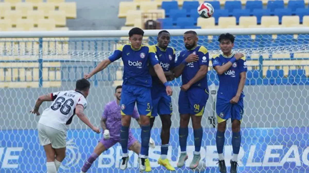 JADI PILIHAN: Dari kiri Walisson Maia, Matheus Blade, Dalberto Luan Belo, dan Anwar Rifai jadi pagar betis dalam laga melawan Persik Kediri di Stadion Joko Samudro, Gresik, kemarin. (Foto: MO Arema FC for Radar Malang)