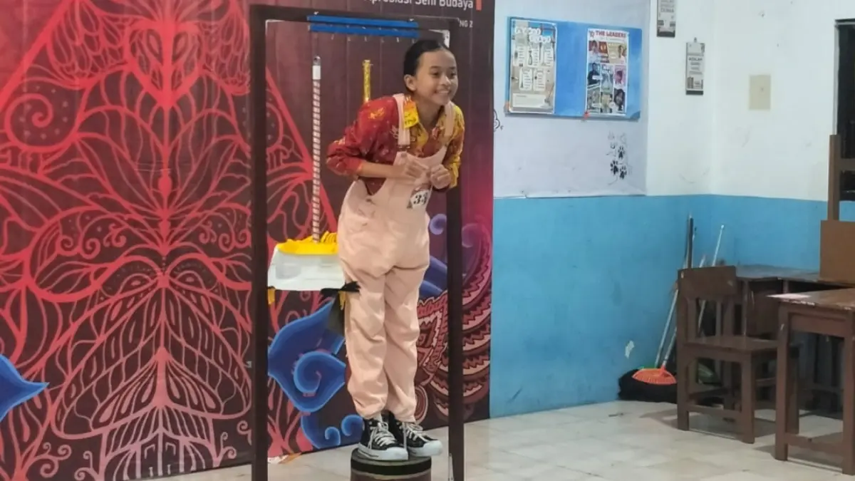 JAGO MENDONGENG: Salah satu siswi SMPN 4 Kota Malang meraih juara 2 lomba mendongeng dalam ajang FLS3N tingkat Kota Malang 2026. 