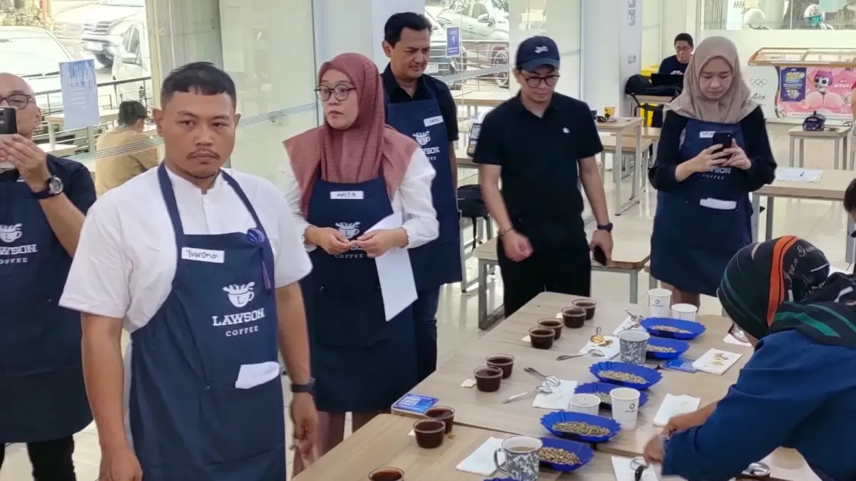 KENALKAN KOPI: Para pegawai Lawson Jalan Pahlawan Trip Kota Malang mengenalkan berbagai racikan kopi khas Indonesia.