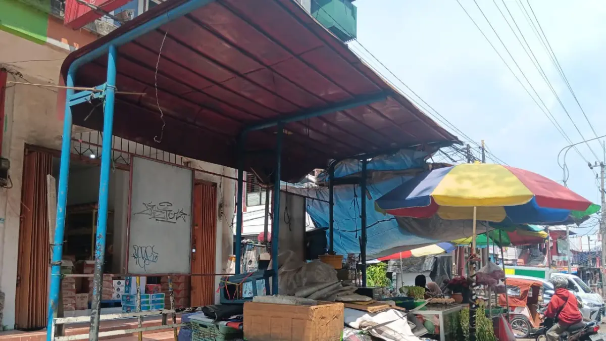 Kondisi halte di Pasar Singosari dijadikan tempat berjualan oleh pedagang kemarin pagi. (Indah Mei Yunita/Radar Malang)