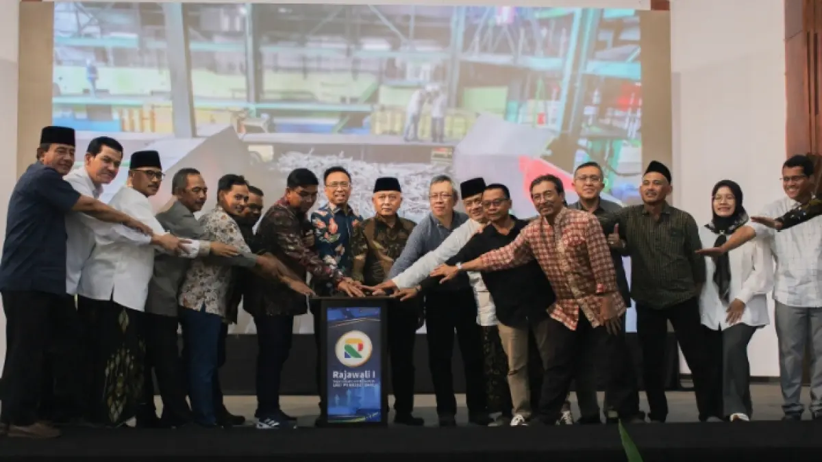 RESMI DIBUKA: Jajaran manajemen PG Krebet Baru foto bersama Deputi Bidang Koordinasi Tata Niaga dan Distribusi Pangan Kemenko Pangan RI Tatang Yuliono dan Bupati Malang H M. Sanusi.