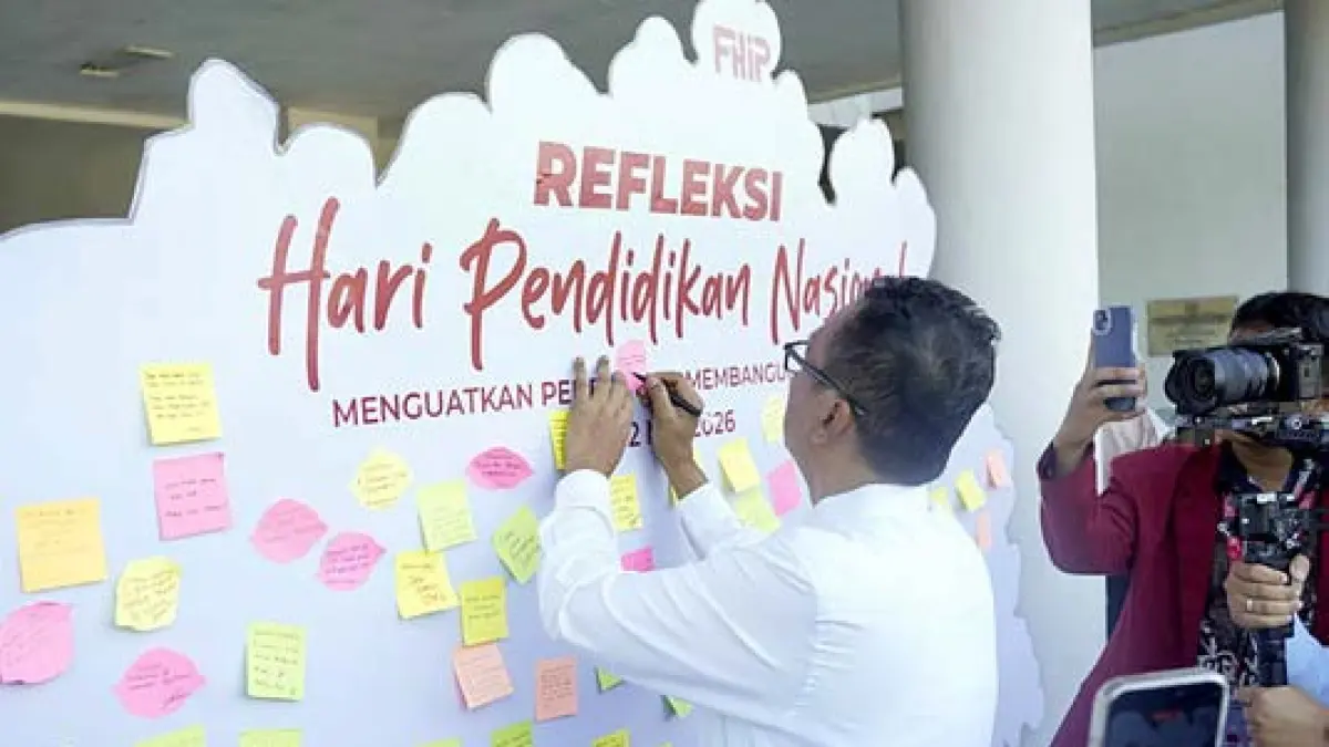 SAMPAIKAN KRITIK: Pohon Refleksi dimanfaatkan sivitas akademika UMM pada Hari Pendidikan Nasional (Hardiknas) untuk sampaikan kritik dan harapan untuk pendidikan Indonesia ke depan.