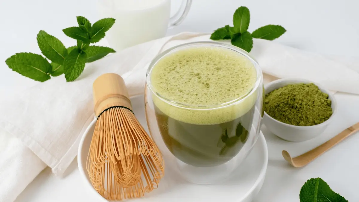 Segelas matcha bersama dengan chasen. (Freepik / Google)