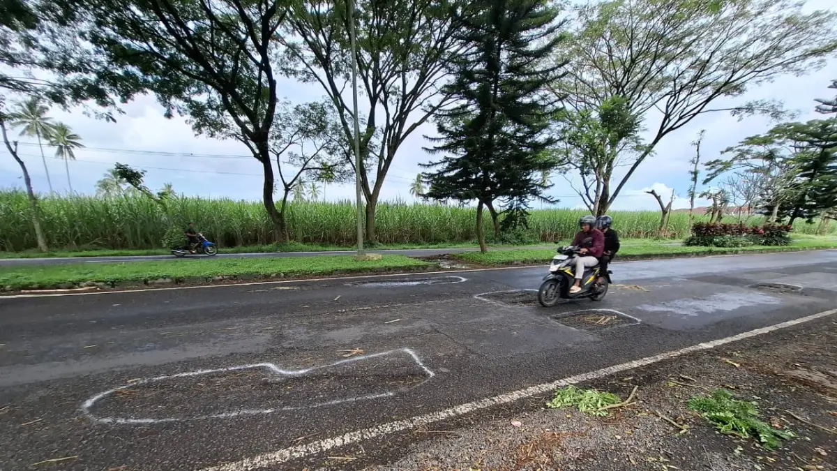 Seorang premotor melintas di ruas Jalan Lingkar Barat (Jalibar) yang rusak kemarin siang. Realisasi perbaikan jalan di sana masih menunggu peninjauan ulang oleh Pemkab Malang. (Biyan Mudzaky Hanindito/Radar Malang)
