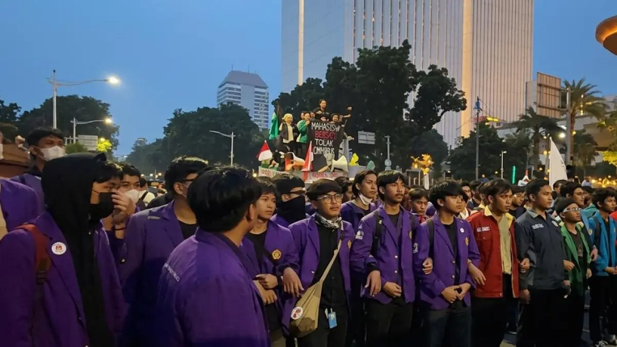 UNJUK RASA HARDIKNAS: Mahasiswa turun ke jalan membawa 10 tuntutan, mulai dari kesejahteraan guru honorer hingga transparansi pembahasan UU Sistem Pendidikan Nasional (Sisdiknas). (Sumber: Istimewa)
