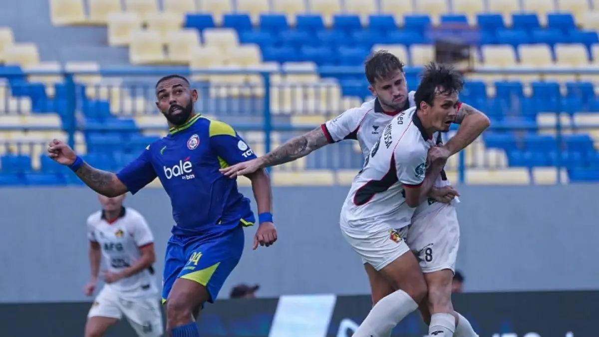 ANDALAN: Dalberto Luan Belo (kiri) berebut bola atas dengan pemain Persik Kediri di Stadion Gelora Joko Samudro, Gresik, Minggu lalu (3/5).
