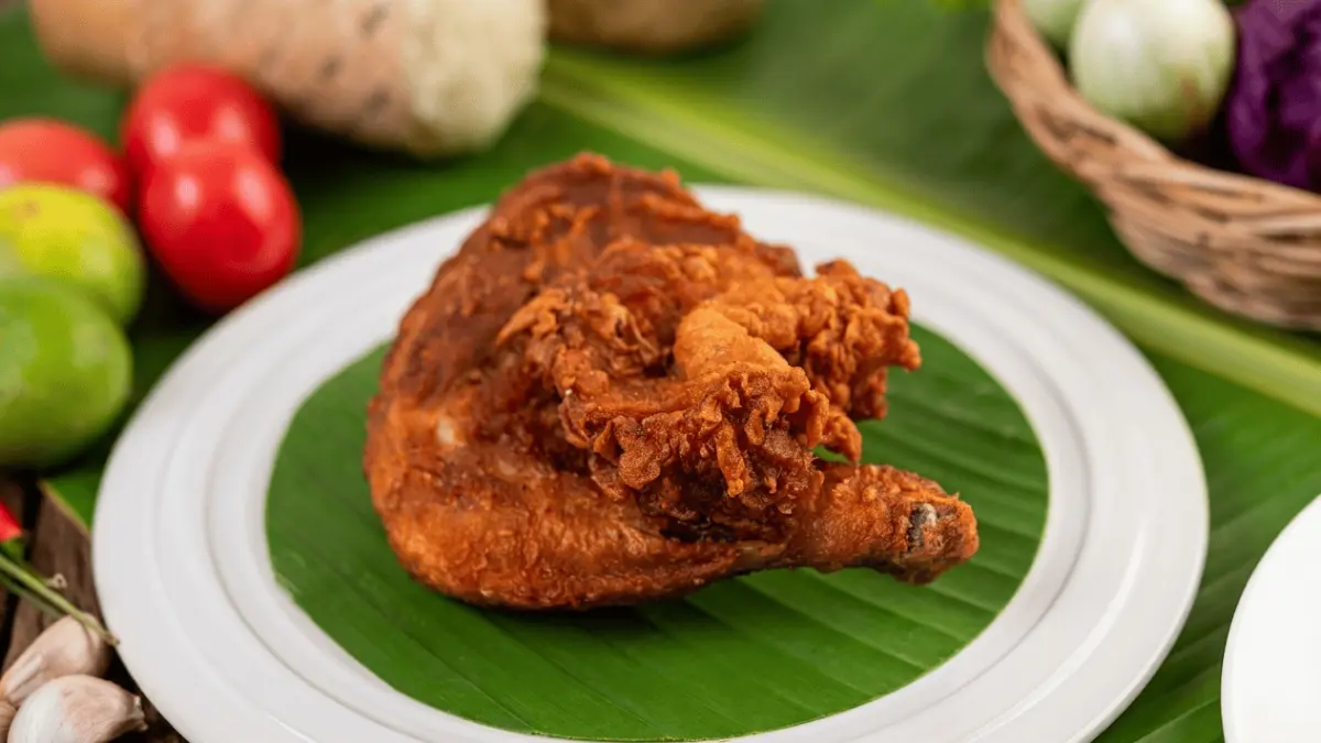 Bebek goreng yang mengunggah selera dengan bumbu rempah. (Freepik)