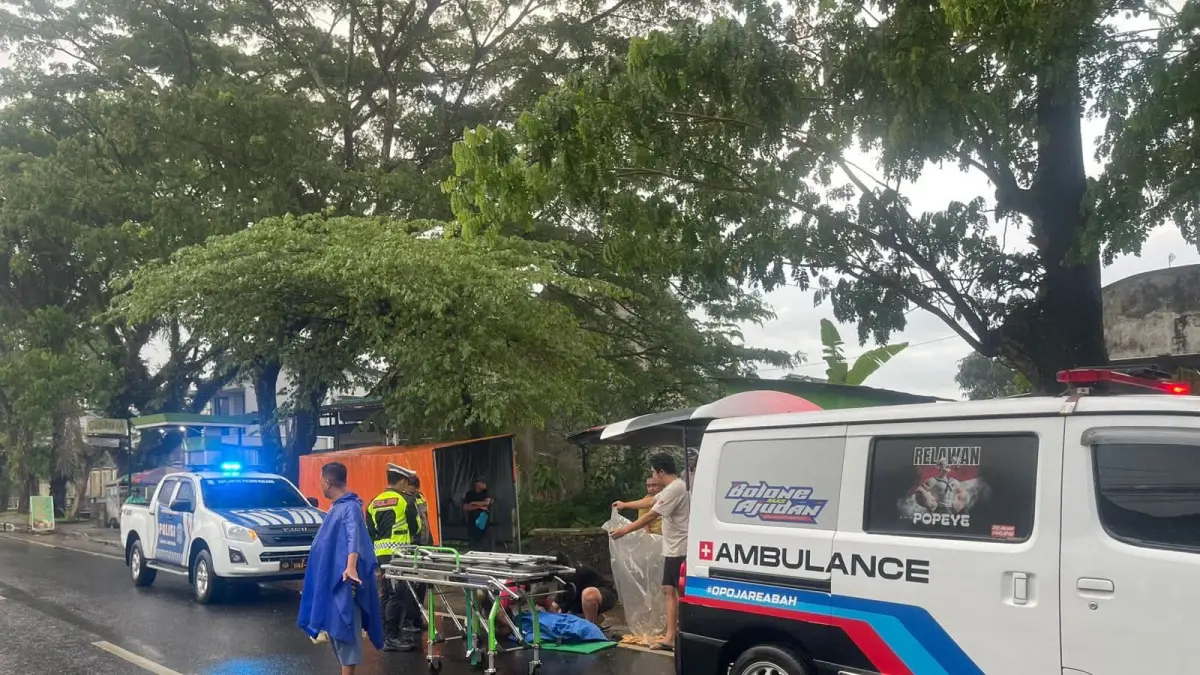 BELUM JELAS: Petugas saat mengevakuasi korban abrak lari di Jalan Raya Sumedang, Kelurahan Cepokomulyo, Jumat pagi (1/5).