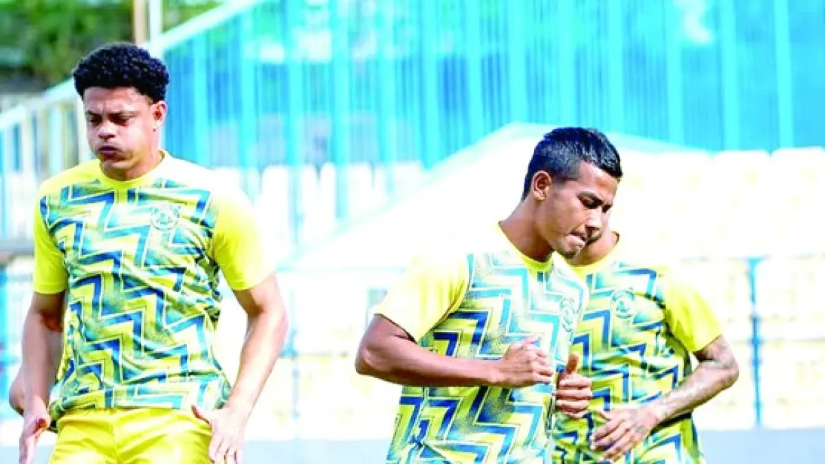 BISA BERMAIN LAGI: Walisson Maia (kiri) menjalani sesi pemanasan sebelum melawan Persik Kediri di Stadion Joko Samudro, Gresik, 3 Mei. (Foto: MO Arema FC)