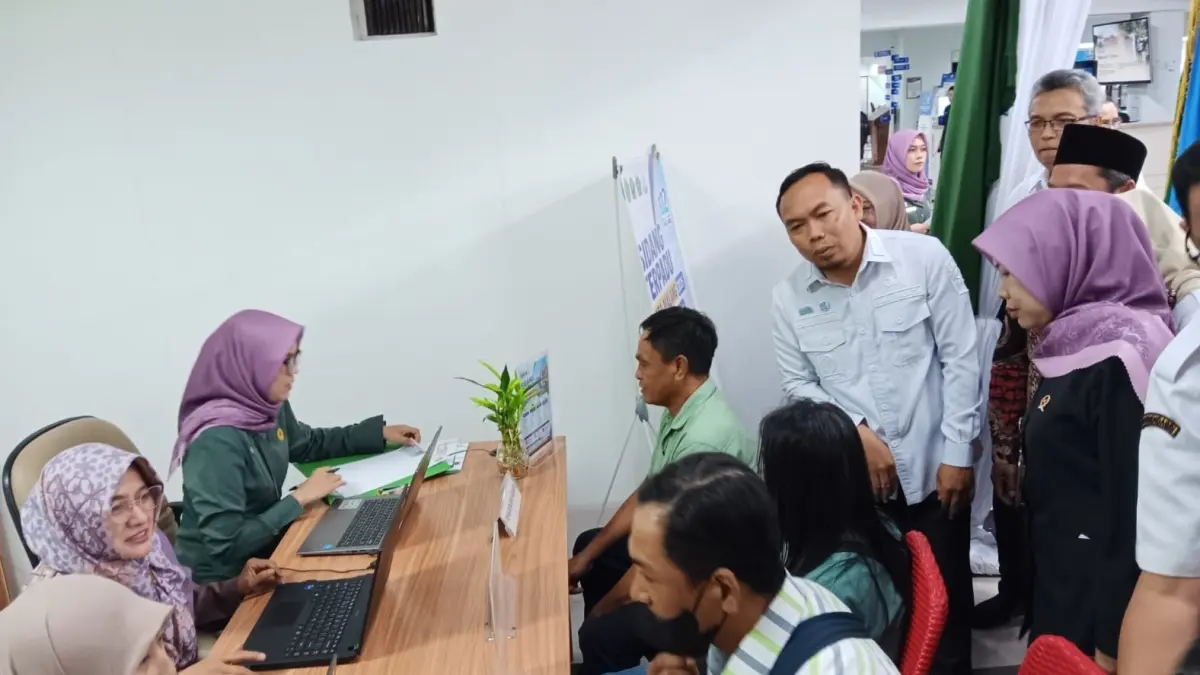 DEMI ANAK TAK TELANTAR: Wakil Wali Kota Malang Ali Muthohirin memantau proses pendaftaran sidang terpadu Pengadilan Agama Kota Malang, di Mal Pelayanan Publik (MPP), beberapa waktu lalu. (Foto: Andika Satria Perdana/Radar Malang)