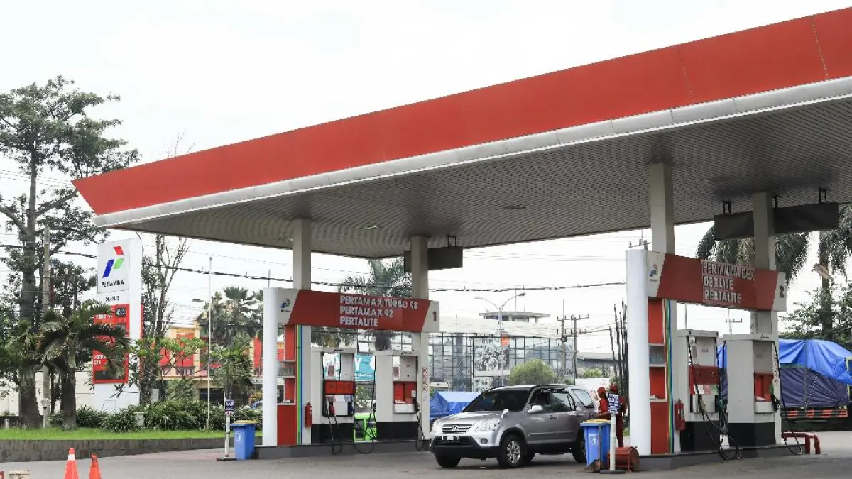 HARGA BBM MELAMBUNG: PT Pertamina (Persero) meresmikan kenaikan harga BBM non subsidi per 4 Mei 2026. Harga akan naik sebesar Rp500—Rp4.000 per liter di Pulau Jawa. (Sumber: Unsplash)