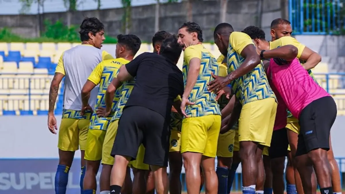 HARUS MENANG: Pemain dan pelatih Arema FC berdoa bersama sebelum melawan Persik Kediri. (foto: MO Arema FC)