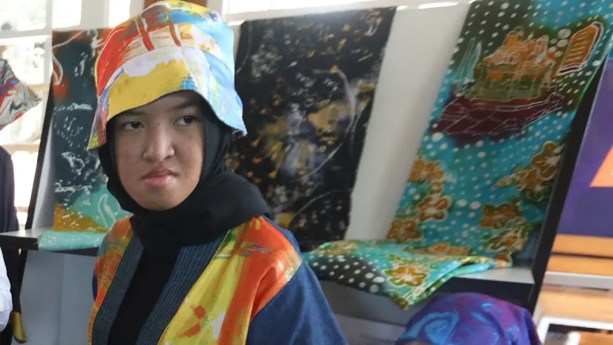 INSPIRATIF: Athaya Putri Nirwasita dan hasil kreasinya.FOTO DARMONO/ RADAR MALANG