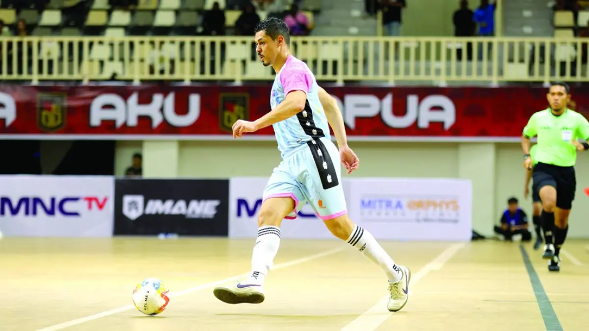 KEMBALI TAJAM: Pivot Unggul FC Malang Wellington Pereira menggiring bola dalam laga PFL Series Papua melawan Fafage Banua, beberapa waktu lalu. (Foto: MO Unggul FC Malang)