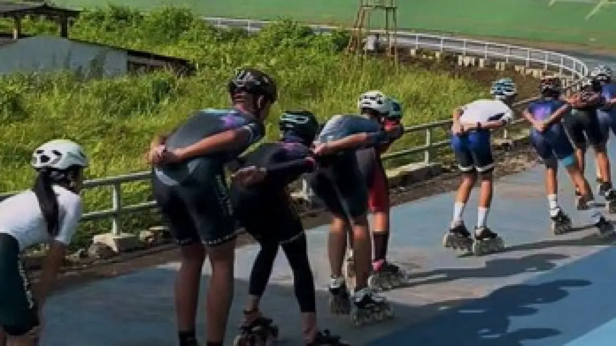 LATIHAN RUTIN: Atlet sepatu roda Kota Malang nomor speed menggelar latihan teknik di Lintasan Velodrome Kota Malang, kemarin. (foto: Perserosi Kota Malang)
