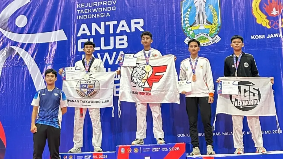 MEMBANGGAKAN: Dannish Aby Ghaisan saat di podium juara.