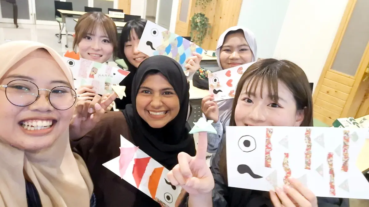 PERTUKARAN PELAJAR: Ketua UKM GLC Qonita (kiri) bersama mahasiswa dari Fukuyama Heisei University pada Februari lalu.