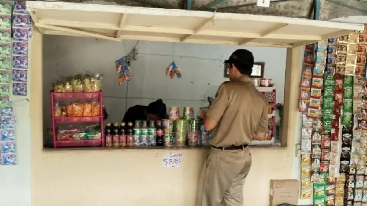 
PINDAH ATAU DIBONGKAR: Petugas DLH Kota Malang mendatangi salah satu warung yang ada di RTH dekat GOR Ken Arok, Kecamatan Kedungkandang. Para pelaku usaha diminta menandatangani surat peringatan satu. (Foto: DLH Kota Malang)
