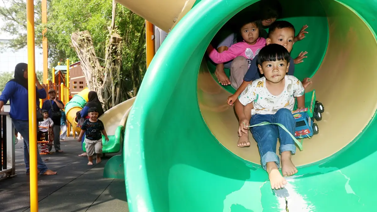 Playground di Alun-Alun Merdeka Malang rusak