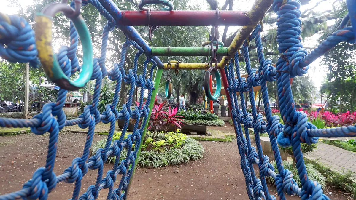RUANG TERBUKA: Taman di Jalan Trunojoyo, Klojen yang menyuguhkan&nbsp;
berbagai wahana permainan anak merupakan salah satu RTH di Kota Malang.