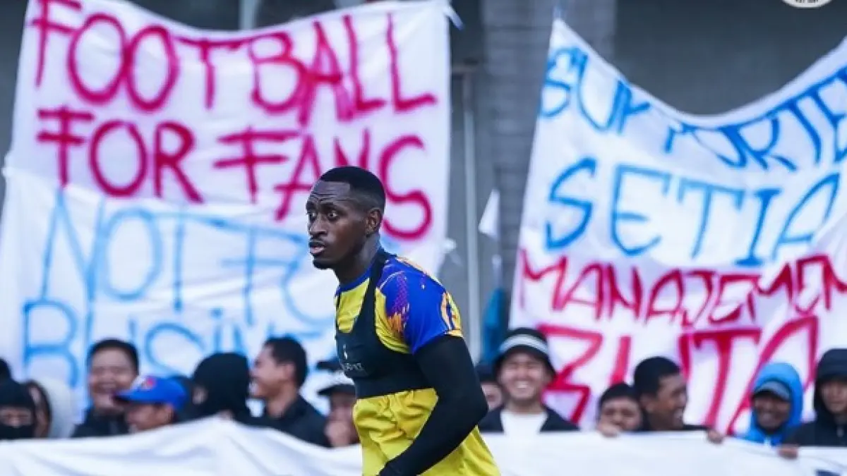 SELALU LEGAWA: Gelandang Mathues Blade berlatih di Dreams Football Pitch, Pakis, dengan disaksikan puluhan Aremania, pekan lalu. (Foto: MO Arema FC)