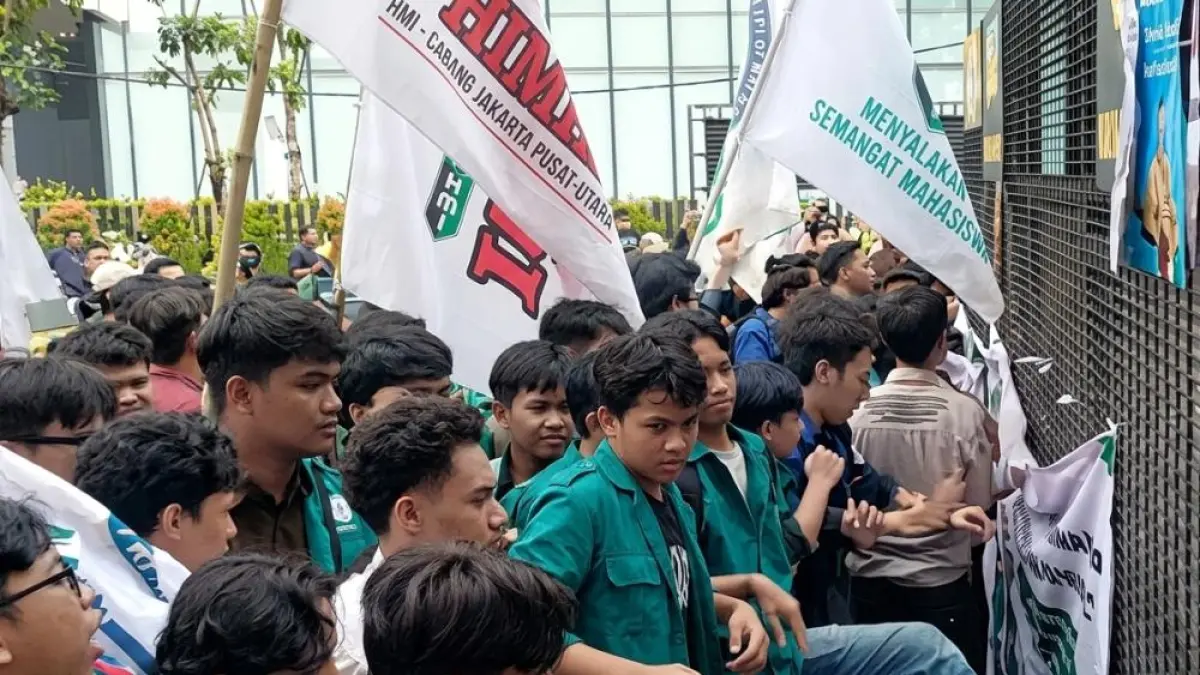 SUARAKAN TUNTUTAN: Aliansi BEM SI gelar unjuk rasa di tiga titik lokasi yang berbeda di Jakarta Pusat guna menyuarakan tuntutan kesejahteraan sistem pendidikan Indonesia. (Sumber: Istimewa)