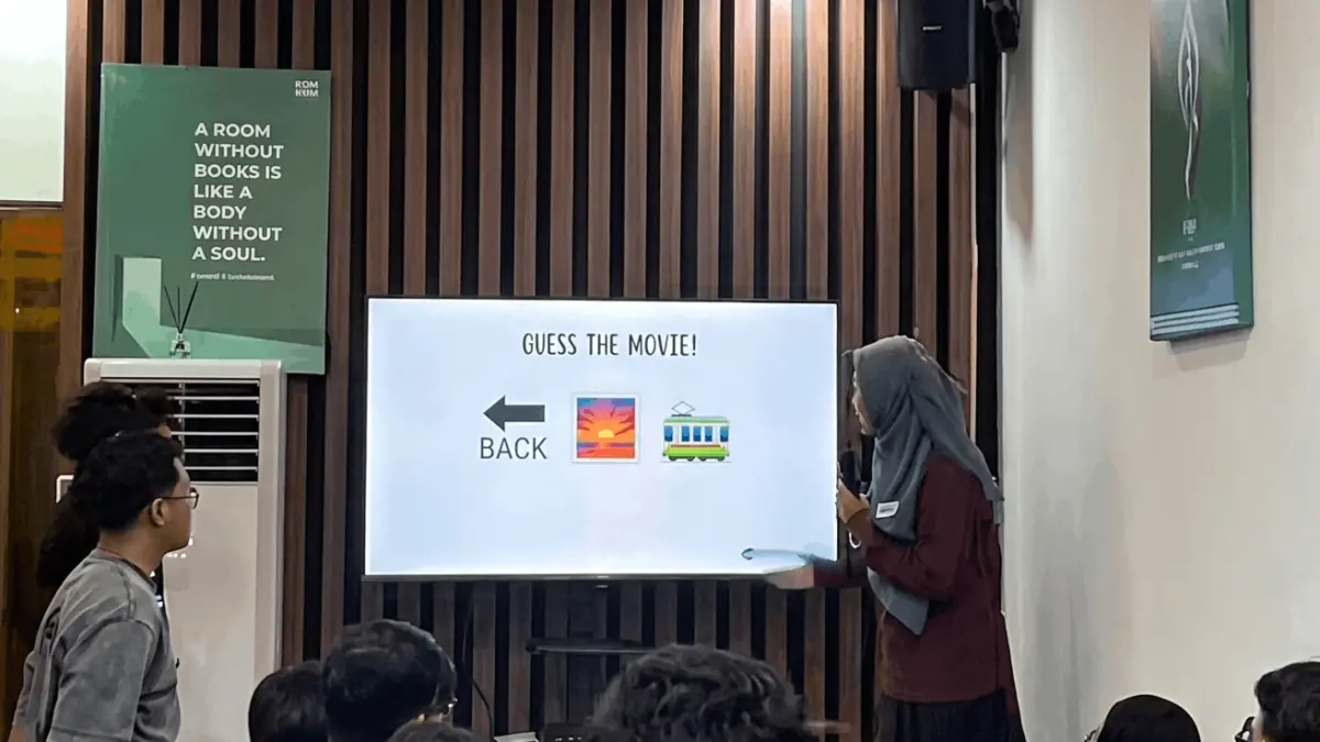 Suasana komunitas Keminggris (Source: TikTok/@kayanyabukanitudeh)