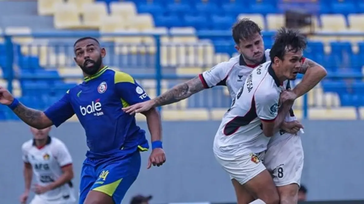 SULIT MENANG: Dalberto Luan Belo (kiri) berusaha menjangkau bola dalam laga BRI Super League melawan Persik Kediri di Stadion Joko Samudro, Gresik, Minggu lalu (3/5). (foto: MO Arema FC)