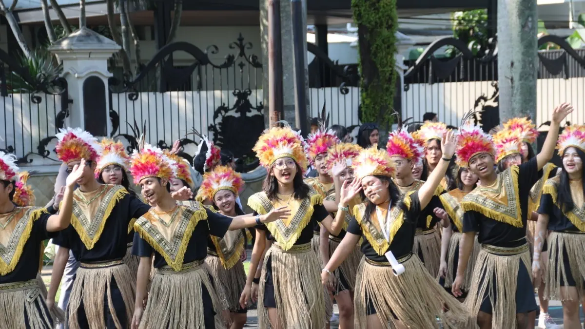 TAMPIL ANTUSIAS: Sejumlah siswa SMA Dempo melakukan flashmob dengan berpakaian baju adat daerah di car free day, Jalan Ijen Boulevard, Kota Malang, kemarin. (Foto: Darmono/Radar Malang)