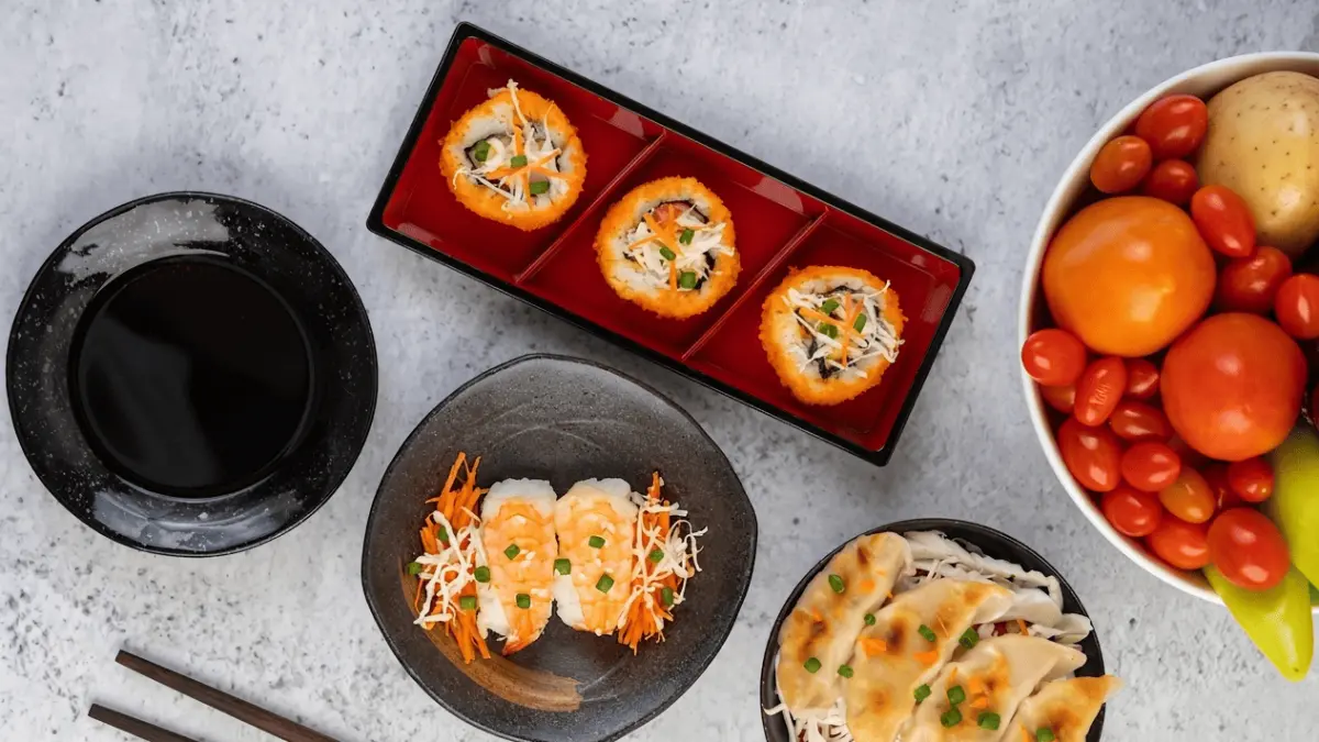 Tampilan japanesse food yang tertata rapi dan tampak lezat. (Freepik)